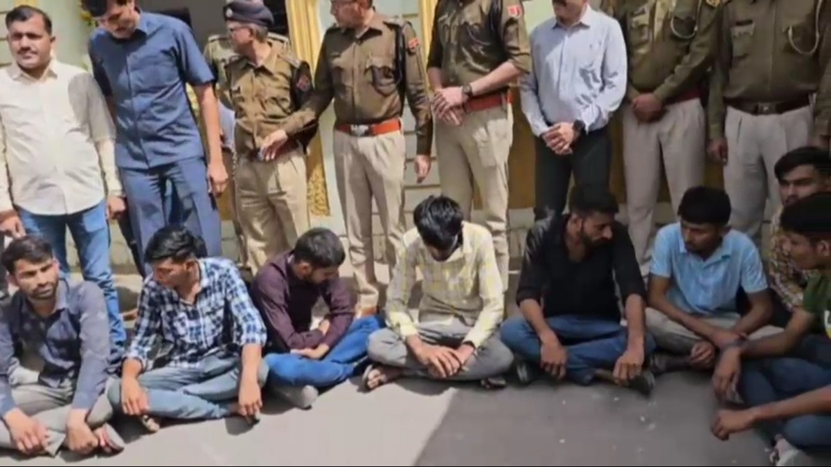 पुलिस की गिरफ्त में आए तसकरी करने के आरोपी. 