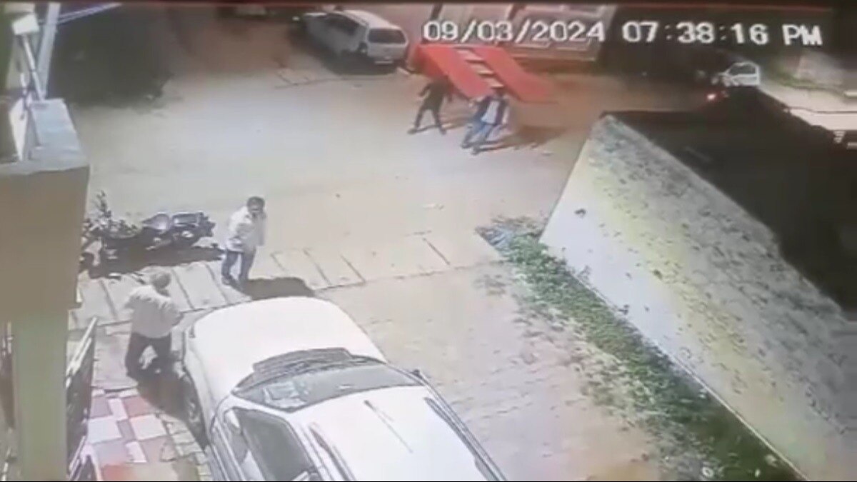 सीसीटीवी कैमरे में कैद मारपीट की घटना.