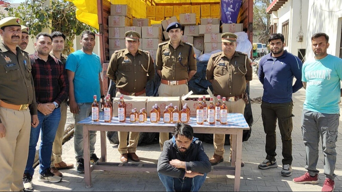 पुलिस की गिरफ्त में शराब तस्कर.