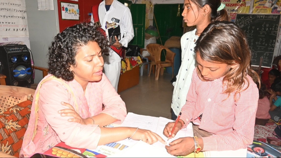 DM ने शिक्षक की भूमिका निभाई.