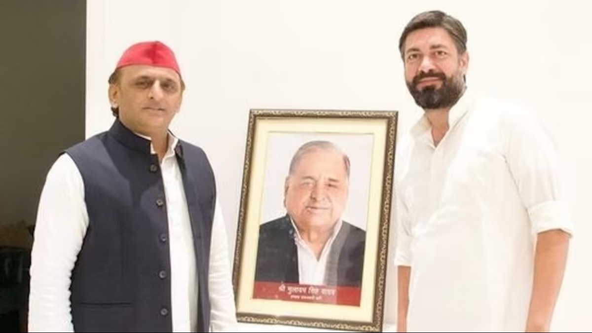 अखिलेश यादव और टीएमसी के उम्मीदवार ललितेश पति त्रिपाठी. (फाइल फोटो)