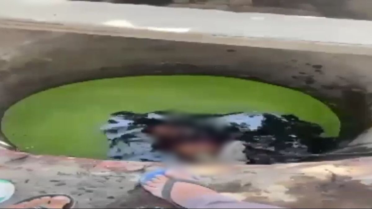 युवक के पैर बांधकर कुएं में लटकाया. (Video Grab)