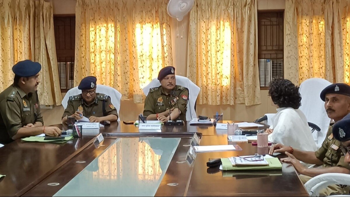 बैठक करते ADG भानु भास्कर.