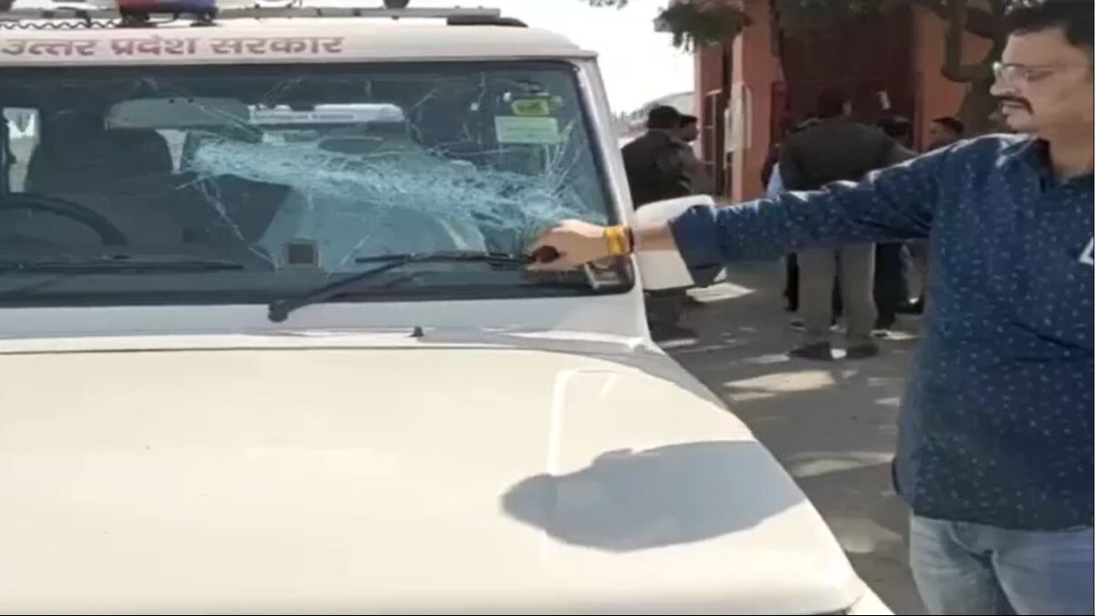 हमले में टूटी एआरटीओ की कार.