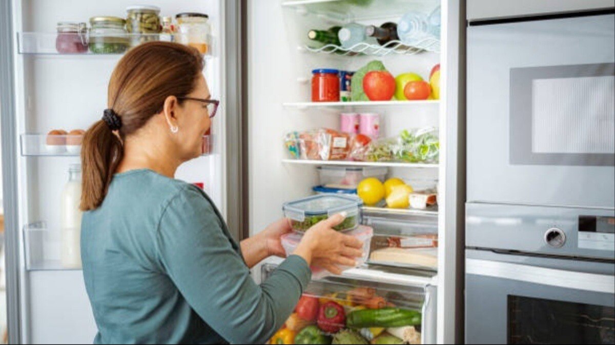 कुछ टिप्स फ्रिज में फल-सब्जियों को लंबे समय तक ताजा रखने में मदद करते हैं (Photo- Getty Images)