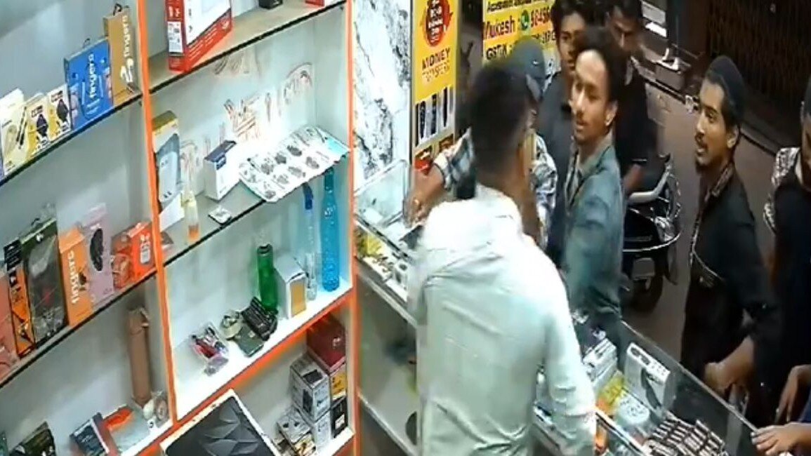 पुलिस कर रही आरोपियों की तलाश