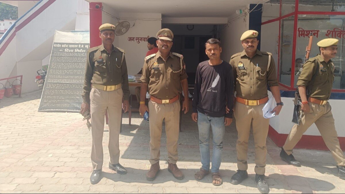 पुलिस की गिरफ्त में आरोपी.