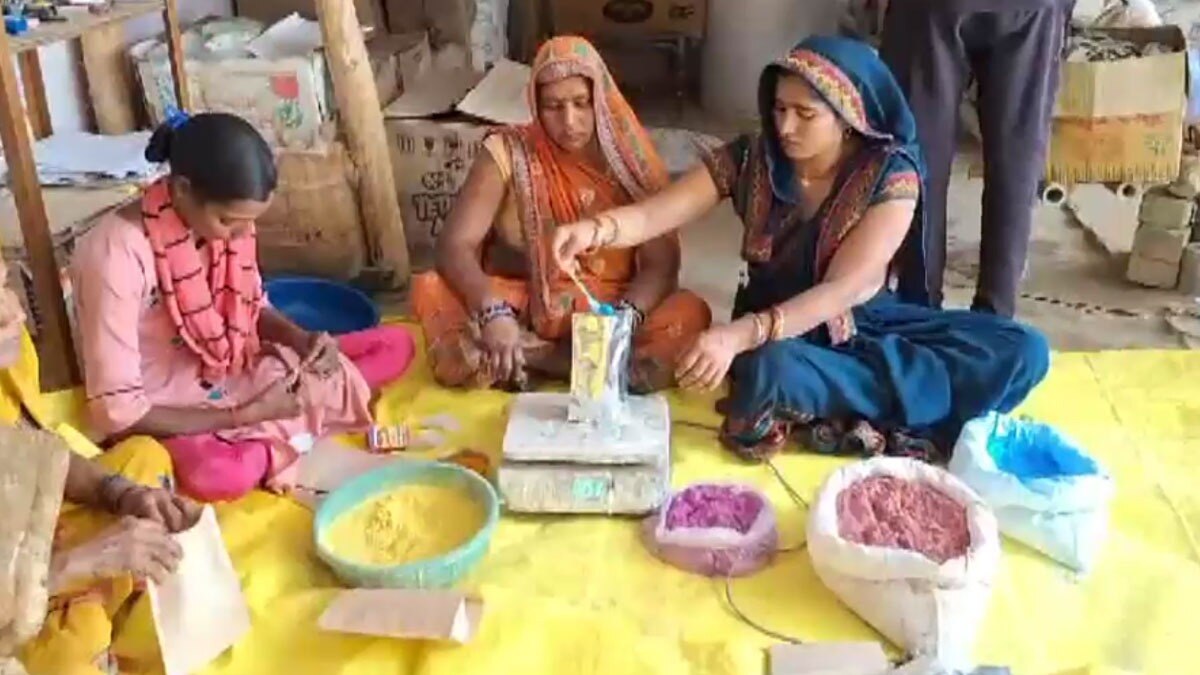 गाय के गोबर से महिलाएं तैयार कर रही हैं गुलाल 