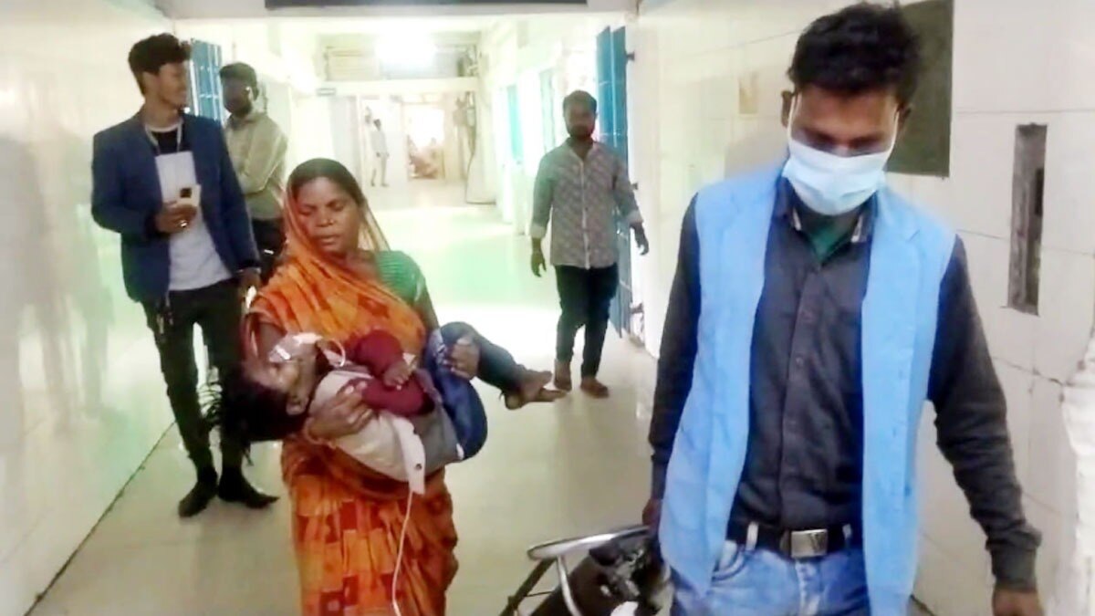 गोद में एक्स-रे के लिए बच्चे को ले जा रही थी महिला 