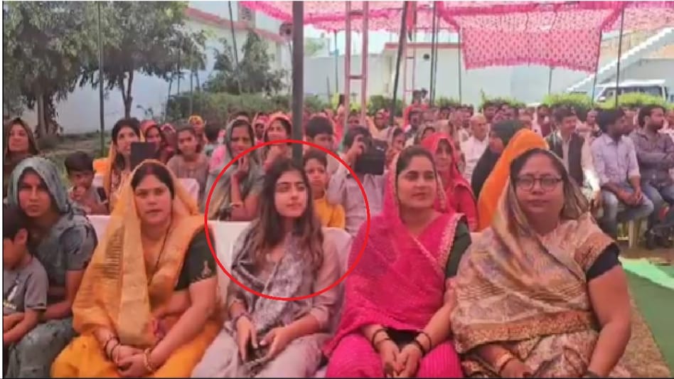 मां डिंपल के भाषण सुनती हुईं बेटी अदिति