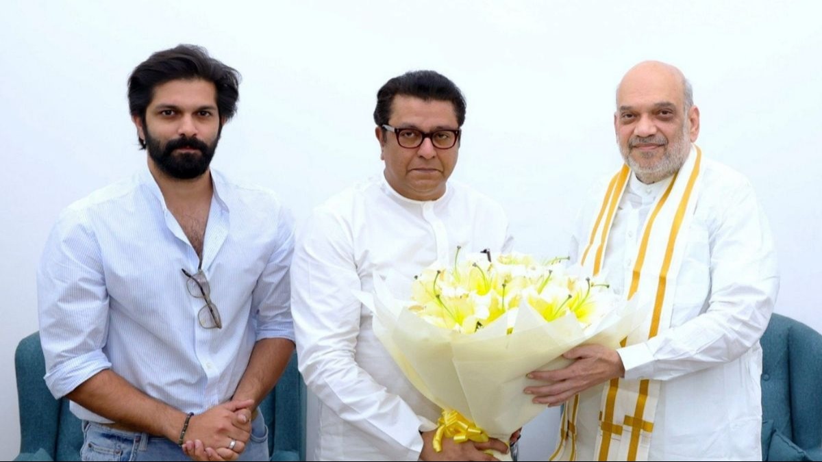 गठबंधन की चर्चा को लेकर राज ठाकरे और अमित शाह की मुलाकात पर उद्धव ठाकरे ने कुछ यूं तंज किया है कि बीजेपी को पता है कि महाराष्‍ट्र में पीएम के नाम पर वोट नहीं मिलेगा, इसलिए वह किसी भी तरह से कोई ठाकरे नाम चुराना चाहती है.