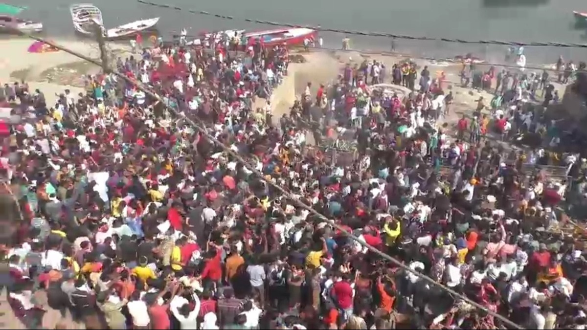 हरिश्चंद्र घाट पर डीजे के धुन पर डांस करते और चिता भस्म से होली खेलते भक्त.