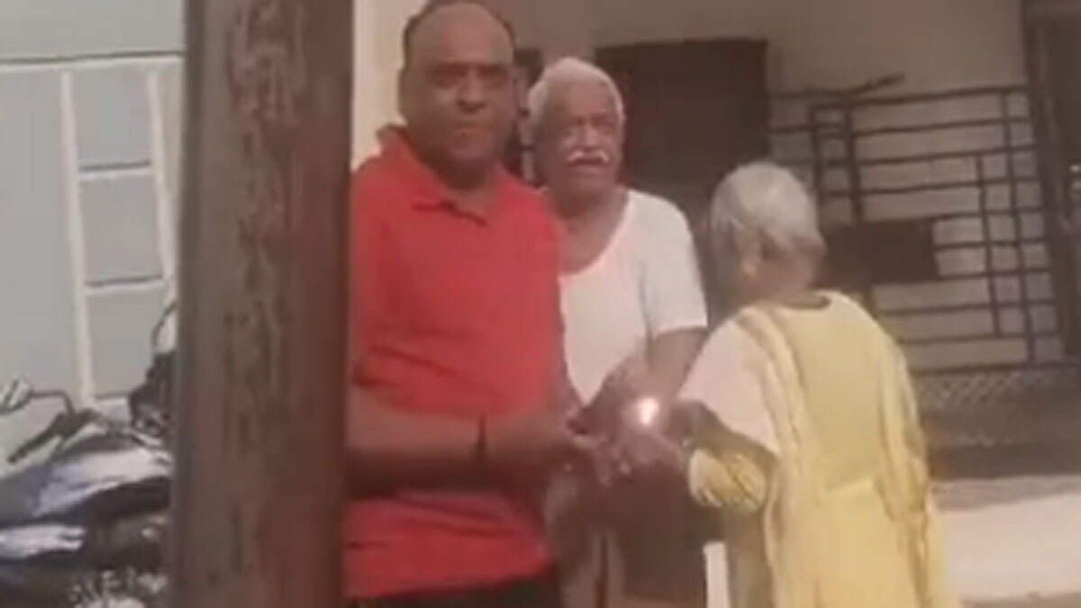 सादी वर्दी में गाली-गलौच करता कांस्टेबल 