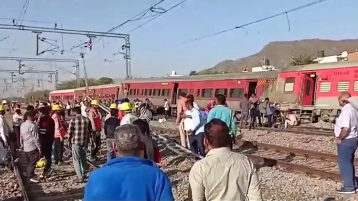 लोको पायलट ने रेड सिग्नल क्रॉस किया था, इस कारण साबरमती-आगरा एक्सप्रेस की मालगाड़ी से हुई टक्कर. (Photo: ANI)