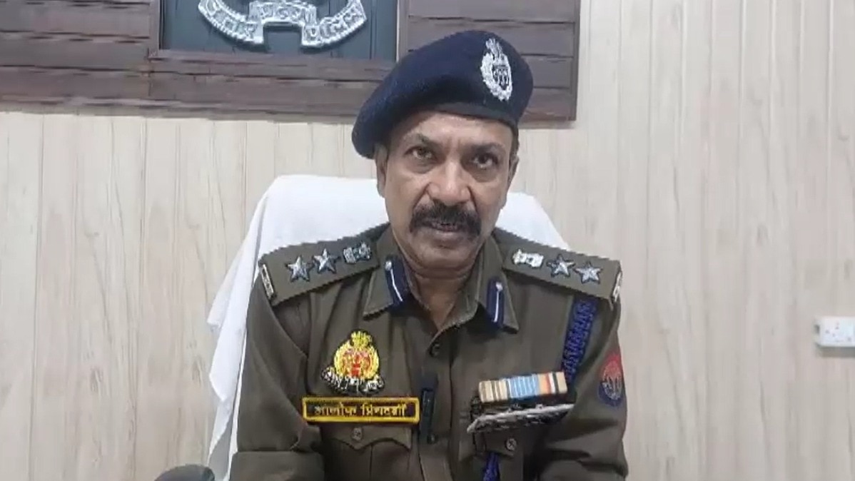 जावेद से पूछताछ के बाद मिली जानकारी देते बदायूं के एसएसपी आलोक प्रियदर्शी.