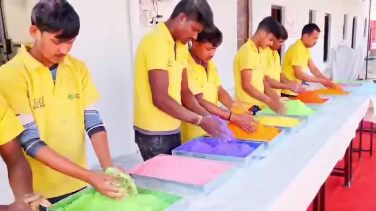 जेल में बंद कैदियों ने बनाया गुलाल