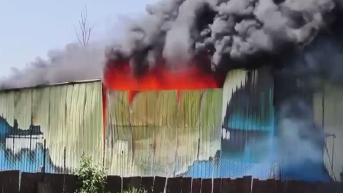 कूलर के गोदाम में लगी आग 