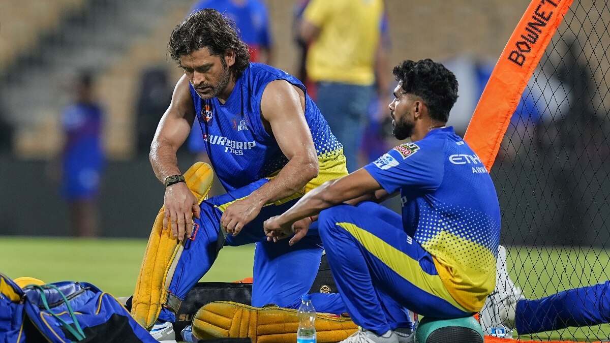 चेन्नई सुपर किंग्स (CSK) के कप्तान ऋतुराज गायकवाड़ धोनी के साथ. 