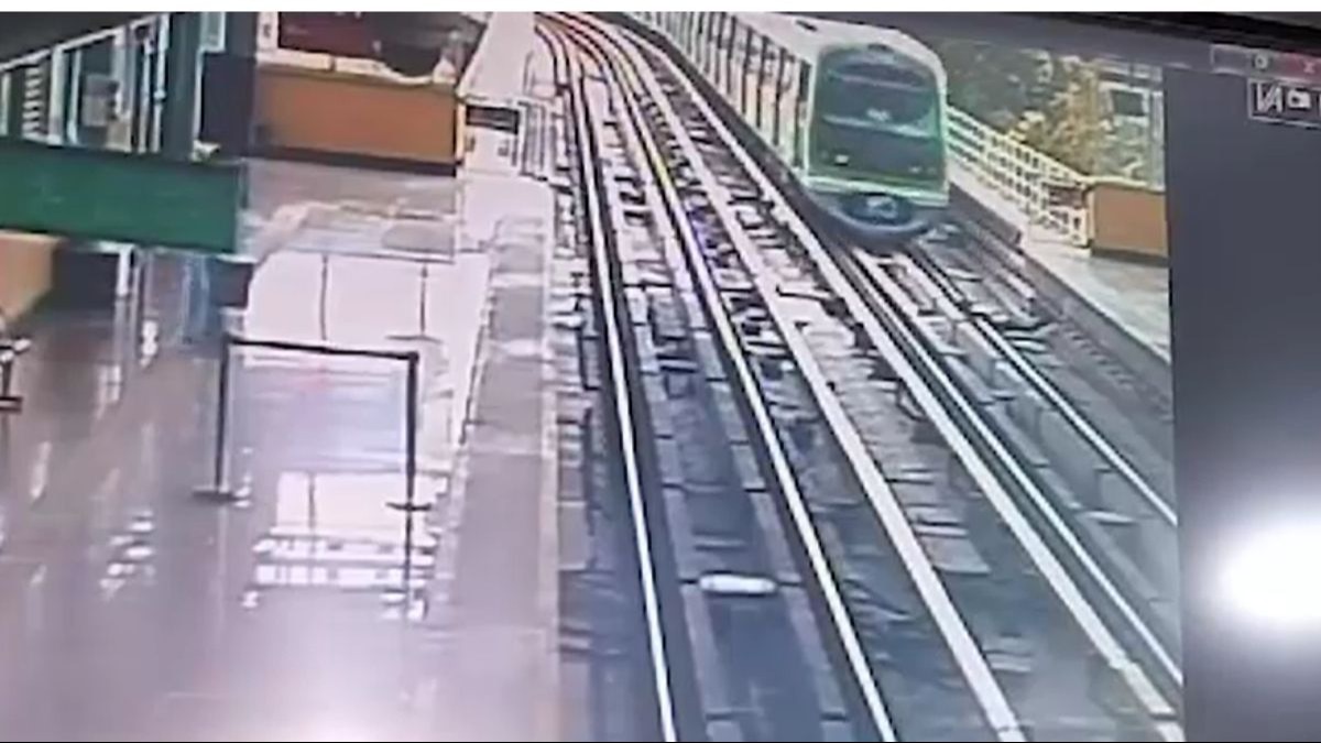 मेट्रो के आगे आकर युवक ने दी जान. (Video Grab)