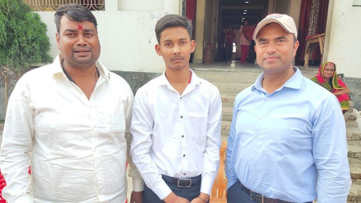 परिजनों के साथ बिहार बोर्ड 2024 साइंस स्ट्रीम टॉपर मृत्युंजय कुमार