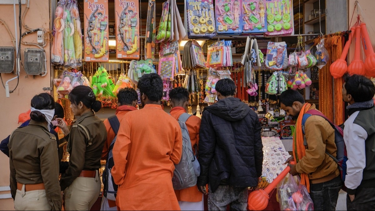 अयोध्या के बाजार में खरीदारी करते लोग.