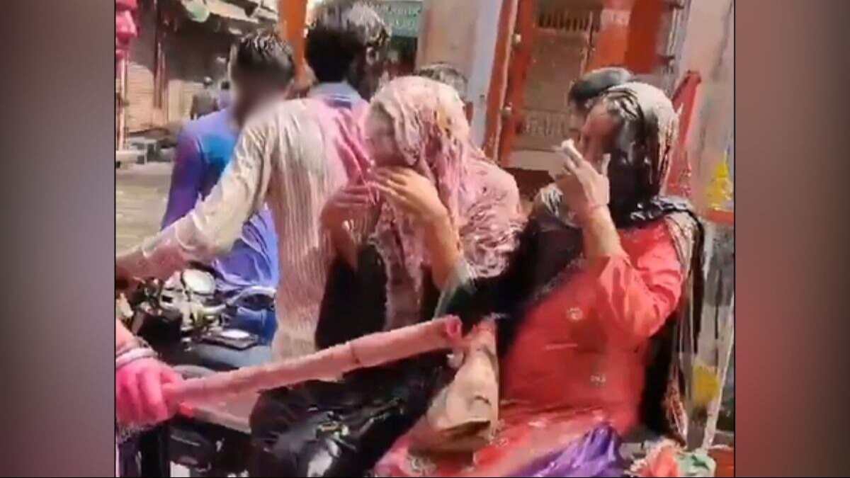 मुस्लिम महिलाओं पर डाला रंग. (Video Grab)