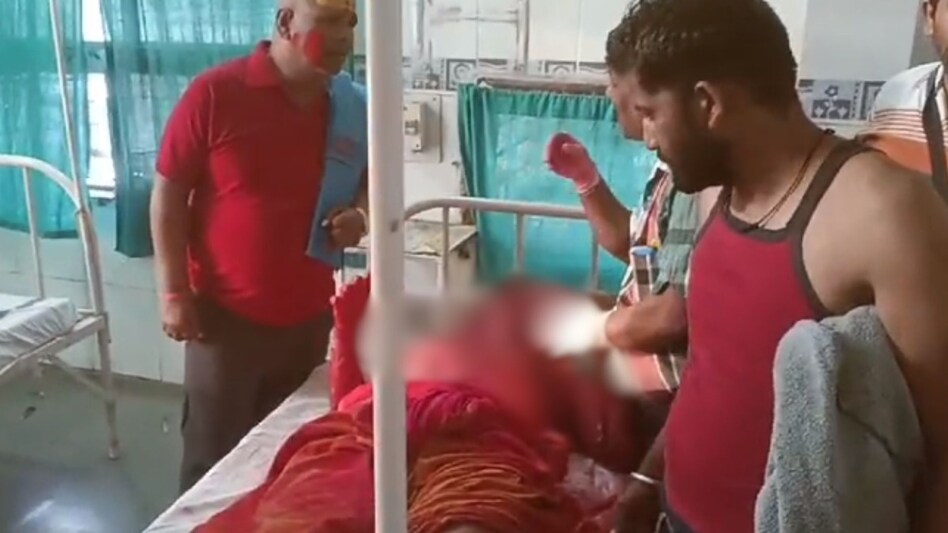 6600e839688e1 ujjain mahakal mandir fire 255800671 MP: महाकाल मंदिर में भस्म आरती के दौरान गर्भगृह में लगी आग, पुजारी समेत 13 लोग झुलसे - fire broke out in sanctum sanctorum during Bhasma Aarti Mahakal temple many priests got