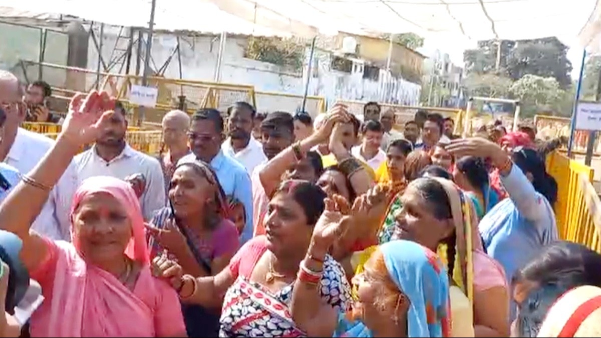 भोजशाला में महिलाओं ने गाए भजन गए.