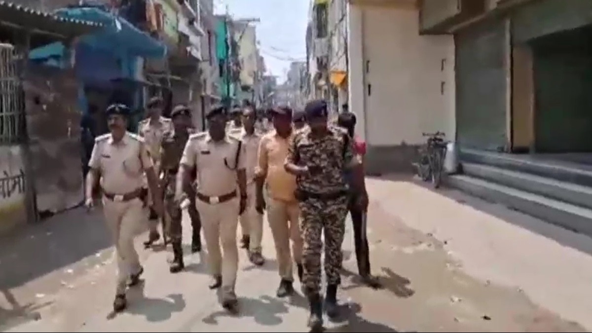 होली में चाकूबाजी के बाद फ्लैग मार्च करती पुलिस