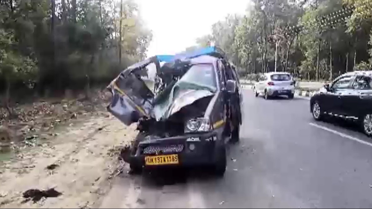 दुर्घटना के बाद क्षतिग्रस्त कार