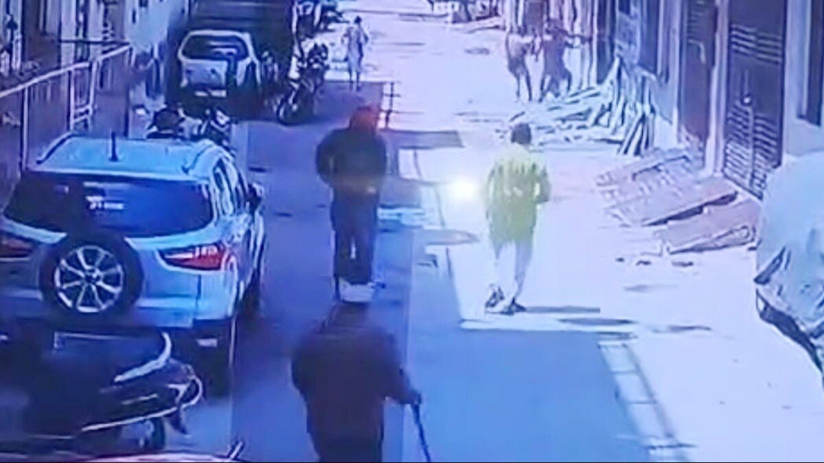 फायरिंग कर दहशत फैलाते बदमाश.