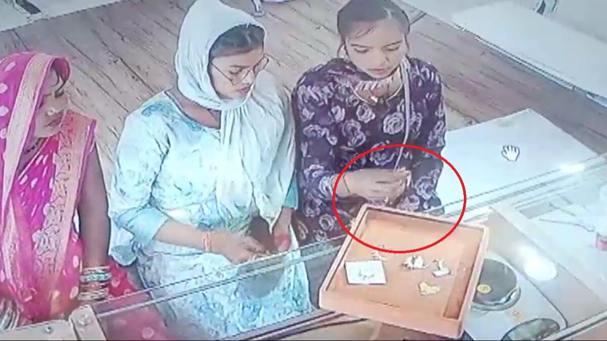 दुकान में चोरी करती महिलाएं