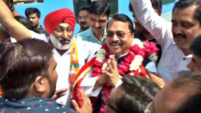 कानपुर: रेलवे स्टेशन पर स्वागत के लिए उमड़े बीजेपी वर्कर्स 