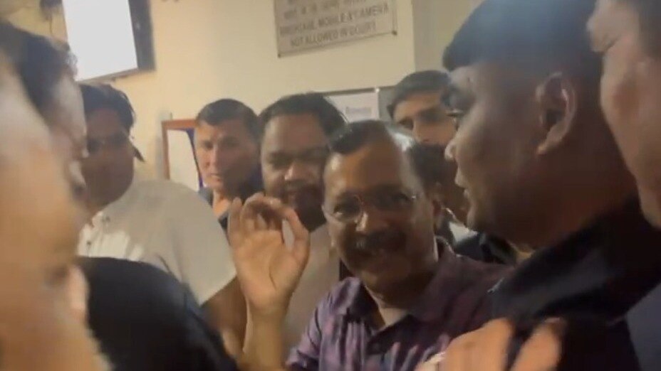 ED की हिरासत में कोर्ट से निकलते अरविंद केजरीवाल