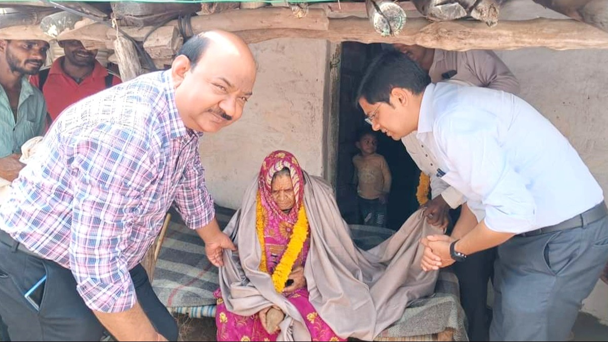 जिले की सबसे बुजुर्ग मतदाता का स्वागत करते हुए कलेक्टर. 