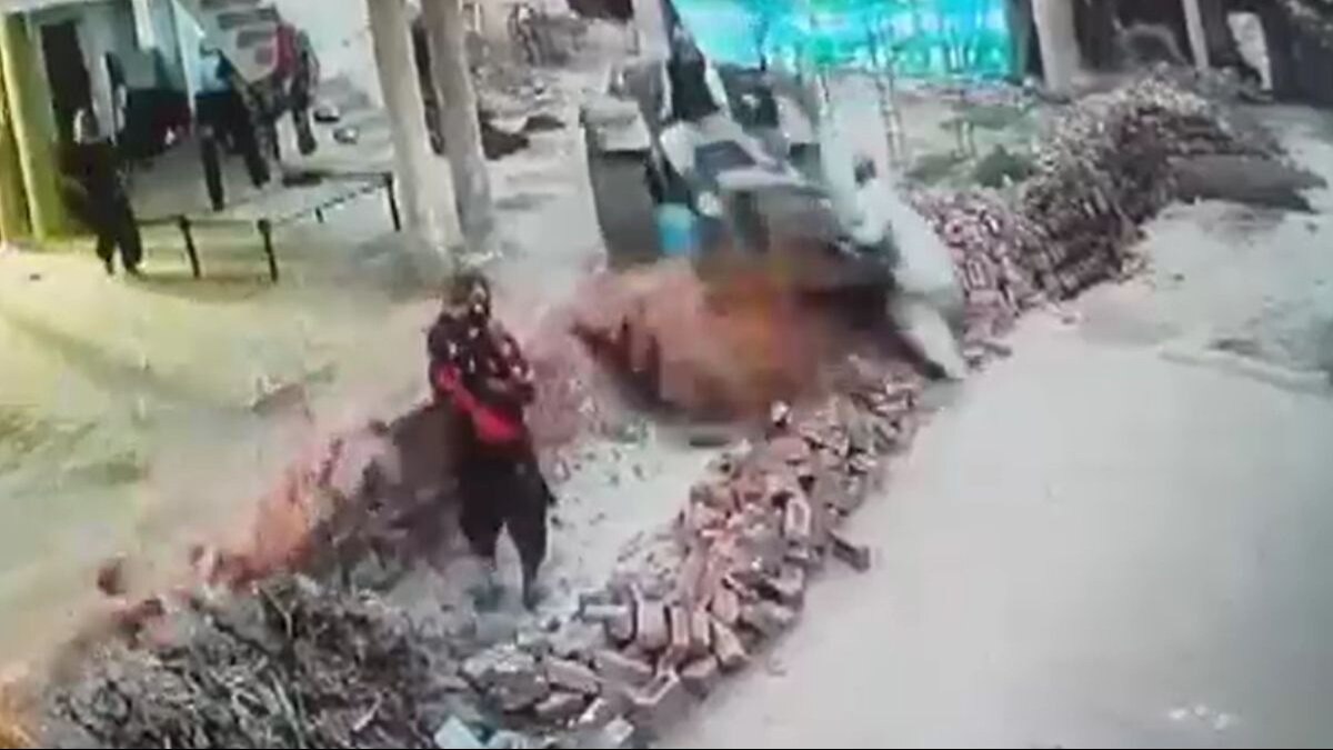 छोटे भाई पर चढ़ा दिया ट्रैक्टर. (Video Grab)