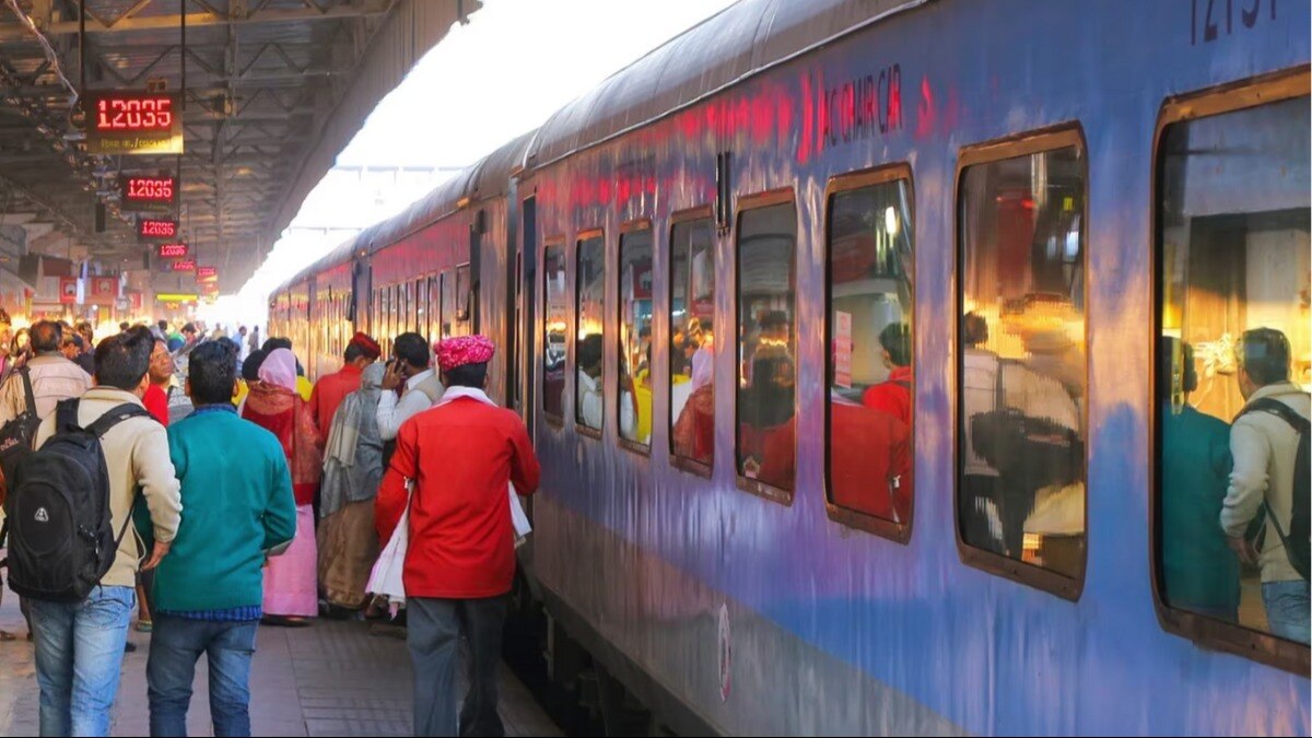 आरटीआई आवेदन से पता चला है कि रेलवे ने सीनियर सिटीजन कंसेशन समाप्त करके 5800 करोड़ रुपए बचाए. (प्रतीकात्मक तस्वीर)