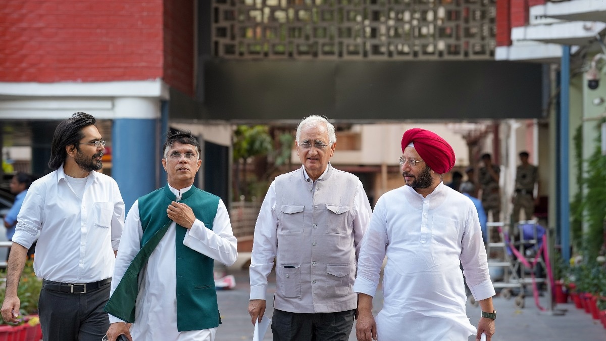 चुनाव आयोग के साथ बैठक के बाद कांग्रेस नेता.