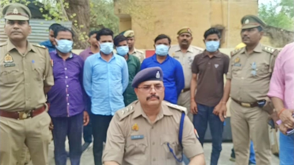 महोबा पुलिस की गिरफ्त में आरोपी 