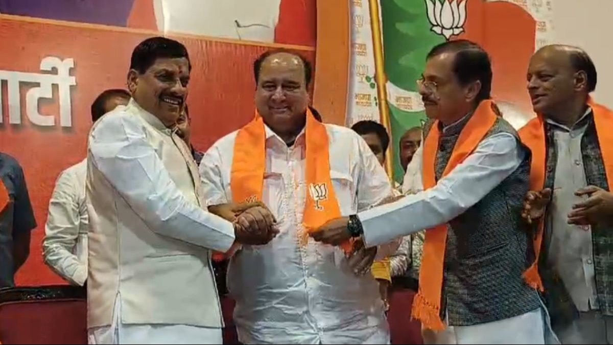 कमलनाथ के करीबी दीपक सक्सेना ने बीजेपी का दामन थाम लिया है