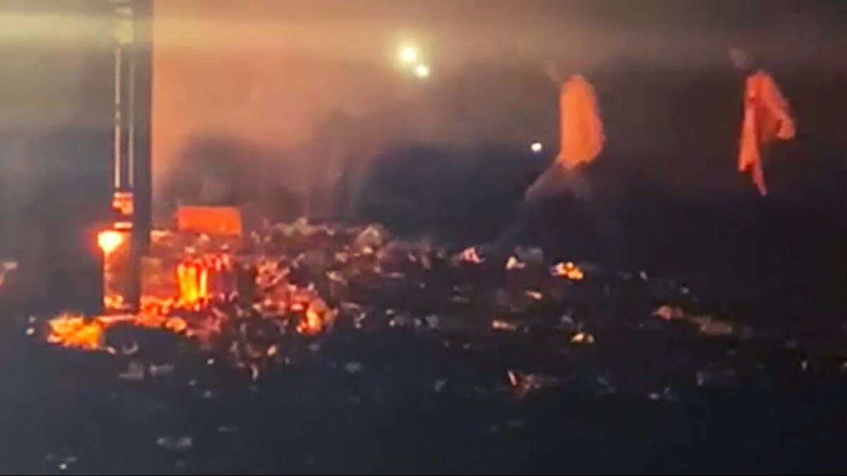 ट्रक पलटने के बाद लग लग गई आग.