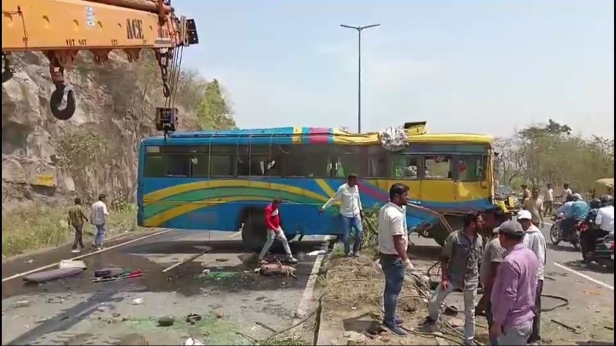 हादसे के बाद दो घंटे तक हाइवे जाम रहा.