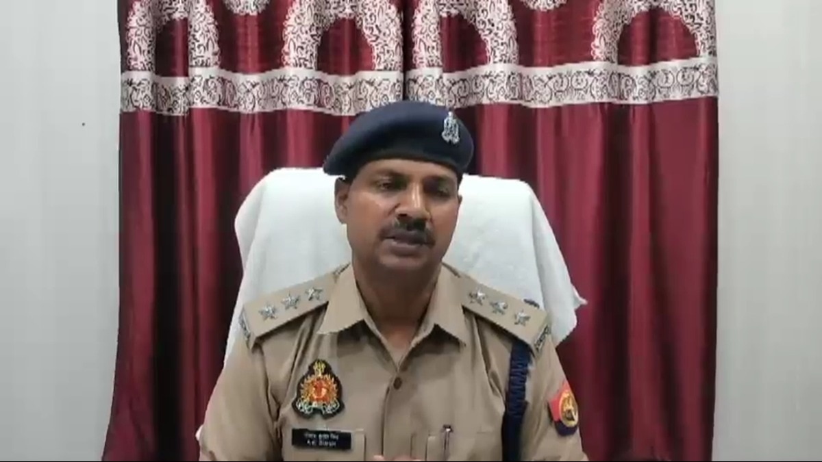 वारदात की जानकारी देते पुलिस अधिकारी. 