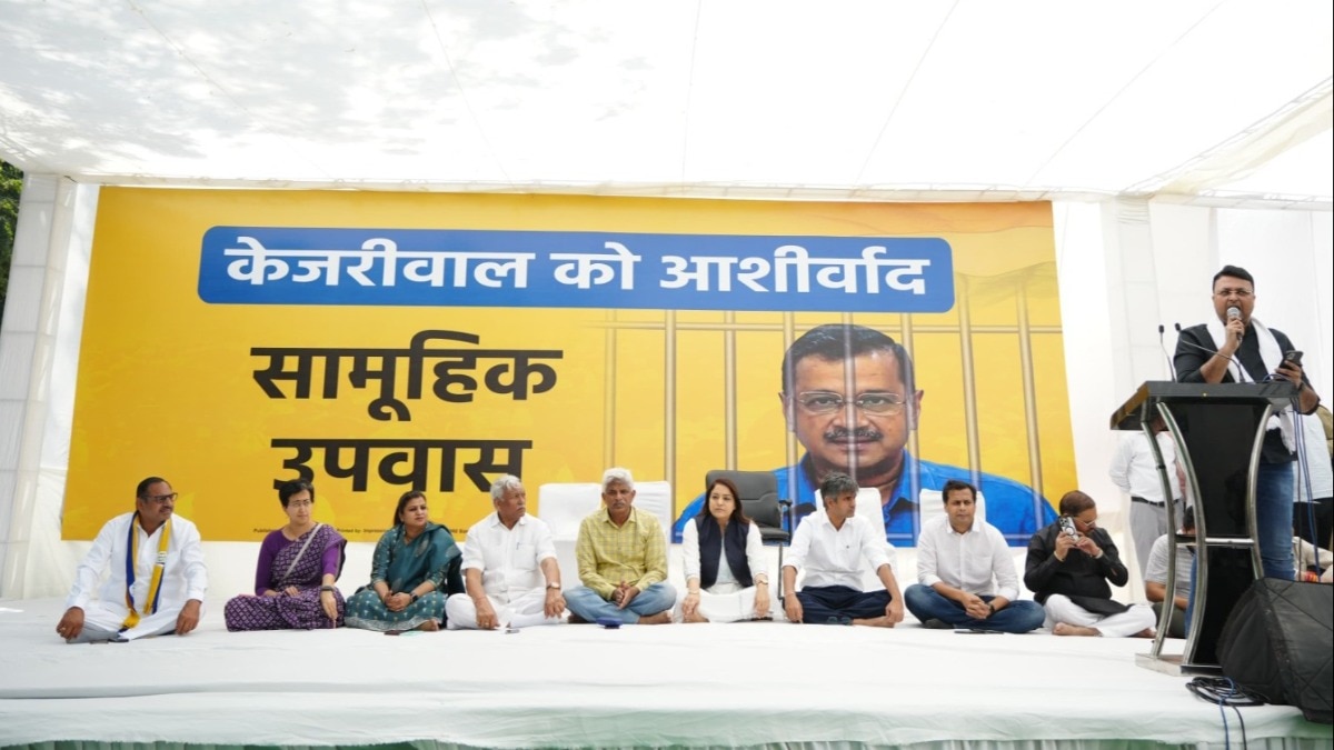 केजरीवाल की गिरफ्तारी के खिलाफ AAP का प्रोटेस्ट (Photo: X/AAP)