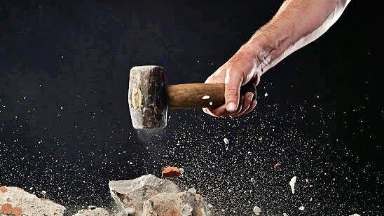 हथौड़े से हमला (सांकेतिक फोटो) 