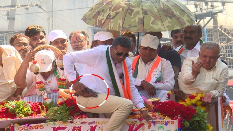 कर्नाटक के CM सिद्धारमैया की सुरक्षा में चूक, पिस्टल के साथ माला पहनाते देखा गया शख्स - cm siddaramaiah Security Lapse Man With Pistol Seen Garlanding Karnataka CM ntc - AajTak