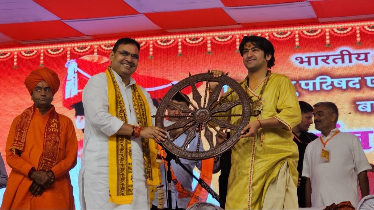 मुख्यमंत्री भजन लाल शर्मा ने बागेश्वर धाम के धीरेंद्र कृष्ण शास्त्री को सम्मानित किया.