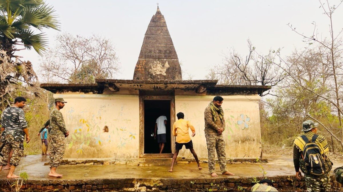 CRPF के जवानों ने राम मंदिर में करवाई साफ-सफाई.