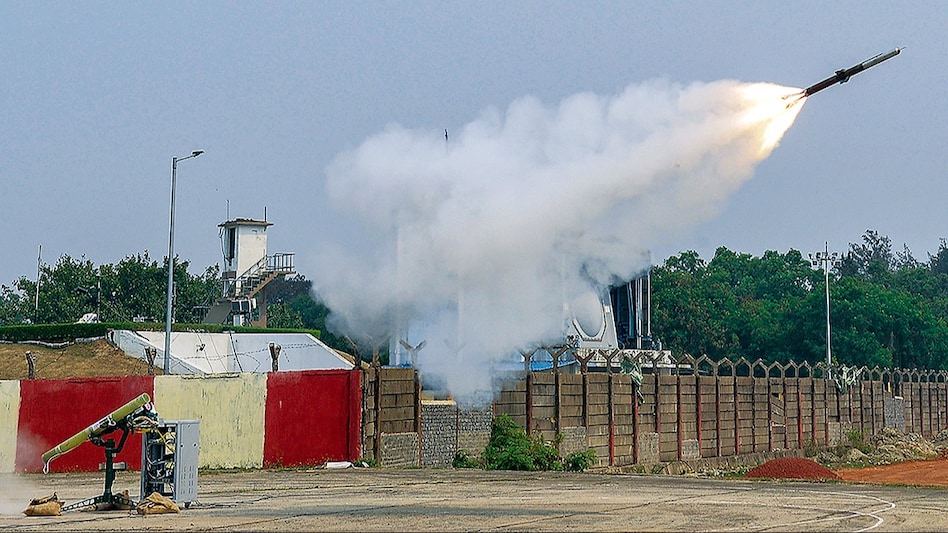 ये है VShorAD एयर डिफेंस सिस्टम, जिसका हाल ही में ओडिशा के चांदीपुर में सफल परीक्षण किया गया था. (फोटोः पीटीआई) ये है VShorAD एयर डिफेंस सिस्टम, जिसका हाल ही में ओडिशा के चांदीपुर में सफल परीक्षण किया गया था. (फोटोः पीटीआई)