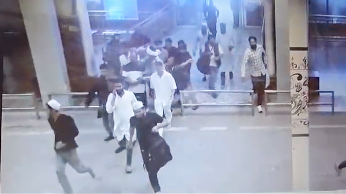 एयरपोर्ट से झुंड में फरार होते हुए सोना तस्कर.